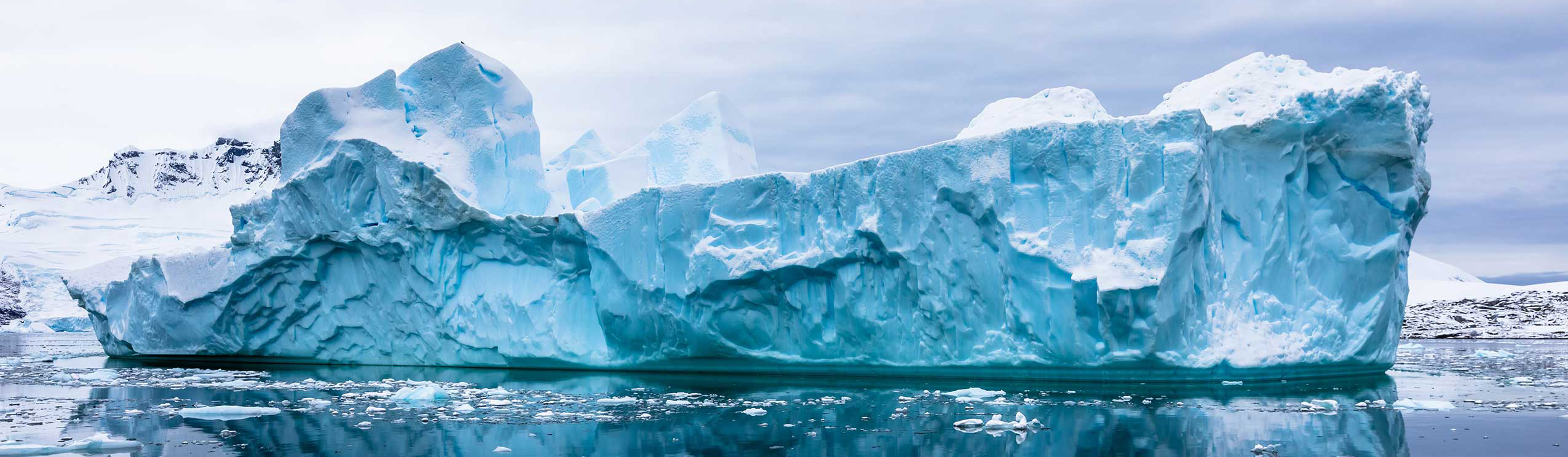 Impressive iceberg with blue ice and beautiful reflection on wat natuurlijke koudemiddelen